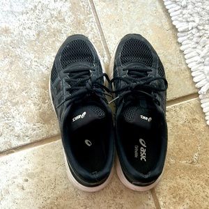 Size 9.5 ASIC black and white shoes. Worn, but in great condition.